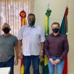 Prefeito Pedro Juarez recebe visita de Secretário e Vereador do município de Torres