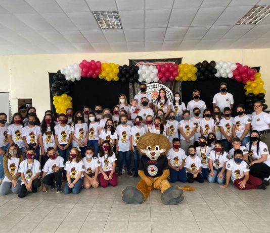 Alunos da Rede Municipal de Ensino realizam a Formatura do Proerd