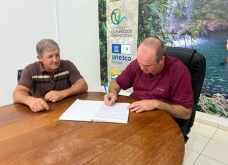 Prefeito Beto Roldão transmite cargo a Valmir Peto e representa Mampituba na BTL 2026, em Lisboa