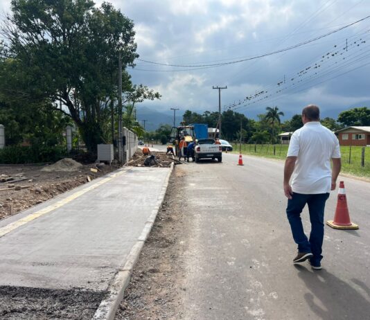 Prefeito Beto Roldão realiza vistoria em obras no centro do município de Mampituba