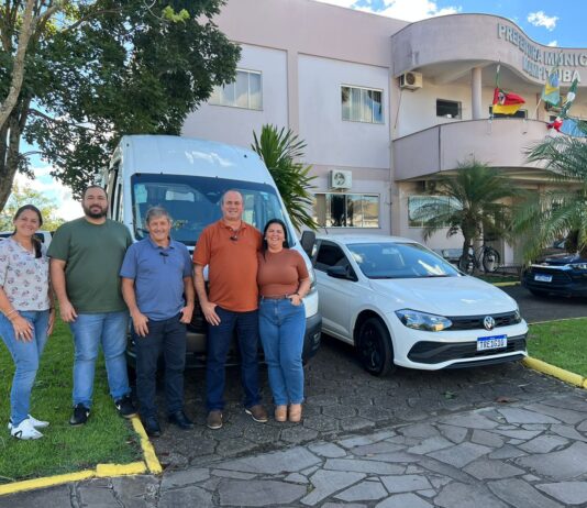 Saúde de Mampituba recebe nova van para reforço no transporte de pacientes