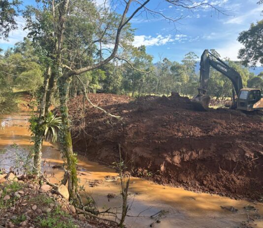 Secretarias de Obras e da Agricultura realizam obras de desassoreamento em Rio de Dentro e Roça da Estância